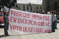 Entre los participantes de la marcha hubo miembros de la Asamblea Popular de los Pueblos de Oaxaca y profesores de la sección 22 del Sindicato Nacional de Trabajadores de la Educación