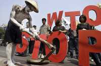 Protesta en Indonesia contra la reunión de la OMC en Ginebra, donde las grandes potencias demandan a países emergentes abrir sus mercados, mientras ellos no recortan efectivamente los subsidios a sus productores