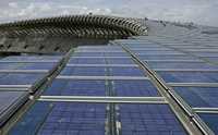 Trabajos de instalación de celdas solares en el estadio de Kaohsiung, China, con lo que se busca un importante ahorro de energía eléctrica
