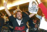 Imagen del festejo de defensores de los derechos humanos en Córdoba, Argentina, el pasado 24 de julio, tras el fallo histórico en que fue condenado el general Luciano Benjamín Menéndez, represor durante la pasada dictadura, quien tendrá que cumplir cadena perpetua en una prisión común