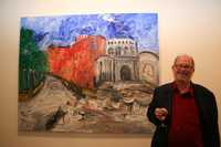 Phil Kelly, en la galería Hillsboro, de Dublín, junto a uno de sus cuadros de gran formato