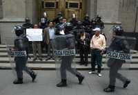Agentes de la PFP vigilan a manifestantes que protestaron ayer, afuera de la Corte, contra la privatización de Pemex y la nueva Ley del ISSSTE