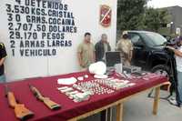 Militares detuvieron ayer en la ciudad de Tijuana, Baja California, a dos hombres que transportaban varios kilos de la droga conocida como cristal, básculas, radios de comunicación, dinero y armas de uso exclusivo de las fuerzas armadas