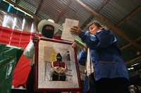 Edith Rosales, del Frente de Trabajadores del Seguro Social, entrega a miembros de la junta de buen gobierno de Oventic un cuadro repujado con la imagen de la comandanta Ramona. La caravana de solidaridad llegó ayer a las comunidades zapatistas
