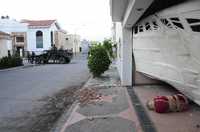 Agentes militares y policiacos acudieron a la colonia Rincón de Humaya, en Culiacán, Sinaloa, donde fue arrojado el cuerpo de un hombre afuera de una casa
