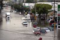 En varias colonias de Guadalajara se reportaron ayer inundaciones de más de metro y medio de altura. En la avenida Colón decenas de vehículos quedaron varados