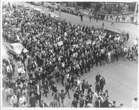Esta es la primera de dos fotografías inéditas de Rodrigo Moya sobre la marcha del primero de agosto de 1968, que luego de estar archivadas durante 40 años hoy se publican en La Jornada