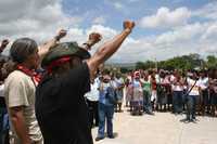 Adherentes a la otra campaña entonan el himno zapatista para dar la bienvenida a los miembros de la caravana internacional de solidaridad