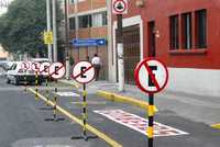 Cerca de las instalaciones de la Universidad Panamericana las calles se usan como estacionamiento privado