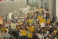 Aspecto de la manifestación de los operadores en la Terminal 1, a quienes acompañaron familiares y trabajadores de Líneas Aéreas Aztecas
