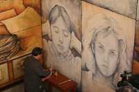 El artista Ismael Ramos Huitrón da las últimas pinceladas al mural que pintó en el cubo de las escaleras del máximo tribunal