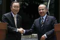 El presidente Felipe Calderón da la bienvenida –en la residencia oficial de Los Pinos– al secretario general de la ONU, Ban Ki-moon