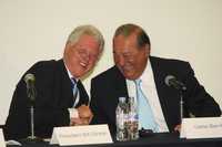 Bill Clinton, ex presidente estadunidense, y el empresario mexicano Carlos Slim durante el anuncio de programas de apoyo en Latinoamérica