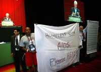 Manifestación silente en favor de seropositivos sin techo cuando el ex presidente Bill Clinton hablaba en la sesión de ayer de la 17 Conferencia Internacional sobre el VIH/sida
