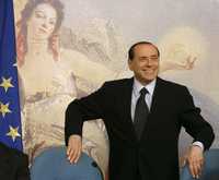 Silvio Berlusconi junto a una reproducción del cuadro La verdad develada por el tiempo