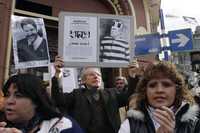 Miembros de organizaciones de derechos humanos se manifiestan en Tucumán contra la decisión de postergar el juicio al ex general Antonio Bussi