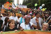 Las manifestantes subrayaron que la población femenina es uno de los sectores más vulnerables a la pandemia de sida y sus garantías constantemente son violentadas