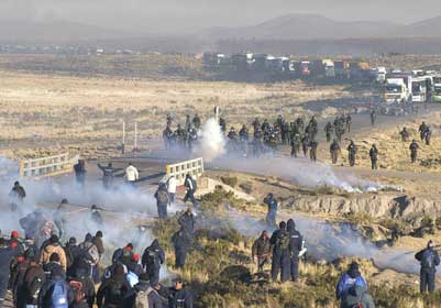 Se enfrentan policías y mineros en Bolivia; dos muertos