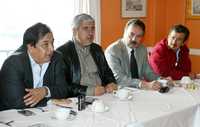 Los petistas Joaquín Vela, José Narro Céspedes, Miguel B. Díaz y Ezequiel Flores, críticos de Alberto Anaya, durante la conferencia de prensa que ofrecieron ayer