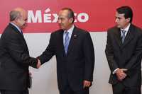 Eduardo Sojo saluda al presidente Felipe Calderón, mientras Gerardo Ruiz Mateos atestigua el acto