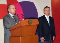 El presidente Felipe Calderón, durante la lectura de su mensaje en Los Pinos. A su lado, el procurador Eduardo Medina Mora