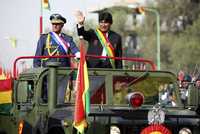 El presidente Evo Morales encabezó ayer en Cochabamba los festejos del 183 aniversario de la independencia de Bolivia; a su lado en el vehículo militar el general Luis Trigo, jefe de las fuerzas armada