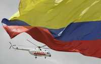 Un helicóptero utilizado en el rescate de 15 rehenes de las FARC, incluida Ingrid Betancourt, el pasado 2 de julio, es captado durante una maniobra durante la celebración del día del ejército, ayer en Bogotá