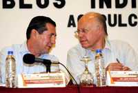 El gobernador Zeferino Torreblanca Galindo y el rector de la UNAM, José Narro Robles, en la entrega de los resultados del Sistema de Información sobre los pueblos indígenas de Guerrero