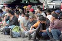 Elementos de la Policía Federal Preventiva acantonados en Villa la Venta, Tabasco, lograron detener a 60 indocumentados centroamericanos que viajaban en las cajas de dos tráileres