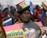 Una simpatizante de Evo Morales toma parte en un acto en El Alto en favor del mandatario en el referendo revocatorio de mañana