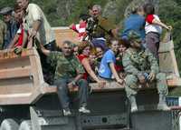 Combatientes separatistas de Osetia del Sur trasladan civiles hacia la vecina Rusia para ponerlos a salvo