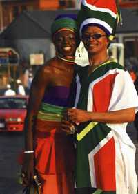 En al menos 40 diferentes culturas africanas, la homosexualidad era algo común y natural hasta antes de la llegada de los colonizadores europeos en el siglo XVII. Un recorrido por la historia, el presente y los retos que afronta la comunidad gay sudafricana se muestra estos día en el Museo del Apartheid en Johannesburgo, Sudáfrica. La imagen, cuyo autor es Sabelo Mlangeni, resulta emblemática pues los atuendos de la pareja muestran tanto la bandera arcoiris, símbolo de la comunidad gay, como la de la nueva Sudáfrica democrática, y forma parte del folleto que acompaña la exposición, organizada por el colectivo Gay and Lesbian Memory and Action