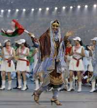 Una integrante del equipo olímpico de Omán saluda a la multitud