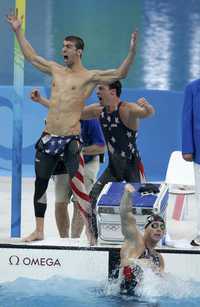 Phelps estalla en júbilo luego de que Lezak (en el agua) logró una increíble victoria para Estados Unidos, que permite que continúe el sueño de conquistar los ocho oros para el nadador de Baltimore