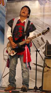 El guitarrista de Lumal Tok