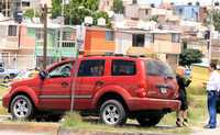 El jefe de servicios periciales de la Procuraduría General de Justicia de Chihuaua fue ejecutado ayer al mediodía en una concurrida avenida del norte de la capital del estado. En la imagen aparece el vehículo en el cual viajaba