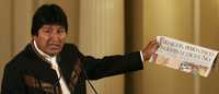 Evo Morales, presidente de Bolivia, muestra el encabezado de un periódico que afirma que el gobernante perdió en cinco regiones el referendo revocatorio. "Eso es mentira", sostuvo, y pidió a los medios de comunicación de su país que digan la verdad