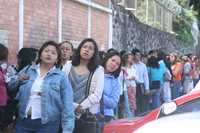 Aspirantes acudieron a la Secundaria 84 de la ciudad de México a presentar el examen de oposición para obtener una plaza de docente
