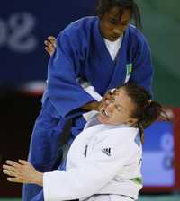 Ketleyn Quadros utilizó todos los recursos del judo y un extra para dejar fuera a la australiana Maria Pekli