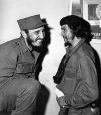El comandante de la revolución cubana con el legendario guerrillero y compañero de armas, el Che Guevara. Imágenes tomadas del libro publicado por Ocean Sur