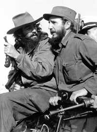 Fidel Castro, en la fotografía de la izquierda, con Camilo Cienfuegos, captados por la cámara de Alberto Korda