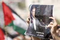 Un cartel con la imagen de Mahmoud Darwish