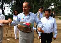 Durante su visita a Zacapoaxtla, Puebla, el presidente Felipe Calderón recibió como obsequio un machete. Lo acompaña, entre otros, el gobernador de la entidad, el priísta Mario Marín Torres