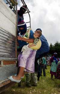Comunidades zapatistas son blanco de agresiones por parte de organizaciones que buscan adjudicarse la administración de las cascadas de Agua Azul. Imagen de archivo de la llegada de bases del EZLN al caracol de Oventic