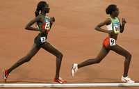 La etíope Dibaba (derecha) y la turca Abeylegesse registraron un crono debajo de la media hora