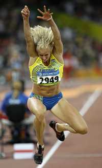Carolina Kluft, de Suecia, en la prueba de salto triple
