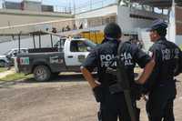 Agentes federales acudieron al penal de Mazatlán, Sinaloa, para someter a los reos después del enfrentamiento que dejó cuatro personas muertas y cuatro heridas