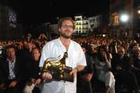 El director Enrique Rivero posa con el galardón suizo