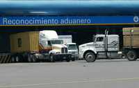 Un trailer espera la revisión de documentos en el Área de Aduanas del Puerto de Veracruz