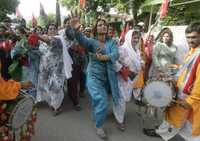 Simpatizantes del Partido Popular de Pakistán, de la asesinada Benazir Bhutto, salieron a las calles de la capital paquistaní a festejar la dimisión del general retirado, quien lllegó hace nueve años al poder tras un golpe de Estado